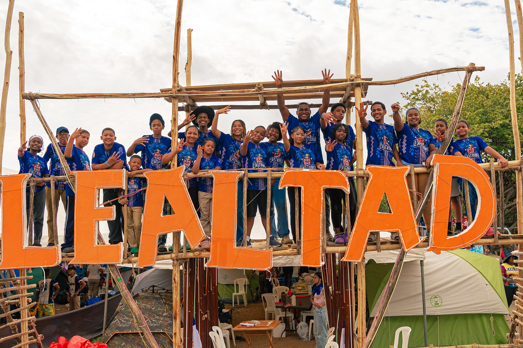 Conquistadores frente a la estructura del II Bicamporee «Lealtad»